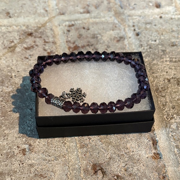 NWOT Purple Faceted Bead Stretch Bracelet w/ Snowflake Charm - Picture 4 of 4
